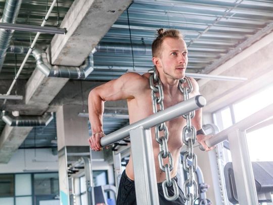 Poręcze do ćwiczeń – jak wybrać najlepszy model i efektywnie trenować? Poręcze do ćwiczeń – jak wybrać najlepszy model i efektywnie trenować?