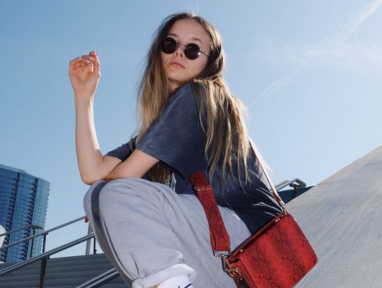 Porównanie sklepu Peek & Cloppenburg online i stacjonarnie