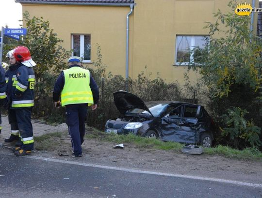 Poważny wypadek na skrzyżowaniu. Ciężarówka wjechała w skodę