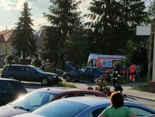 Poważny wypadek. Wjechał w bmw, które uderzyło w pieszych