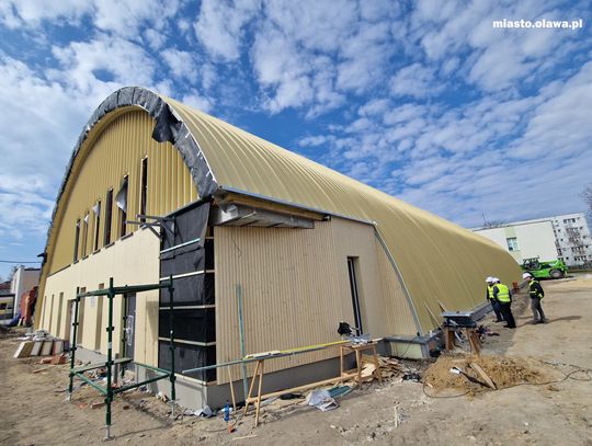 Prace przy budowie hali sportowej postępują