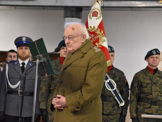 Pułkowni Eugeniusz Praczuk przemawia w kościele Miłosierdzia Bożego w Oławie