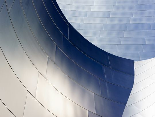 Prostowanie blachy aluminiowej i innych materiałów – niezbędny etap obróbki