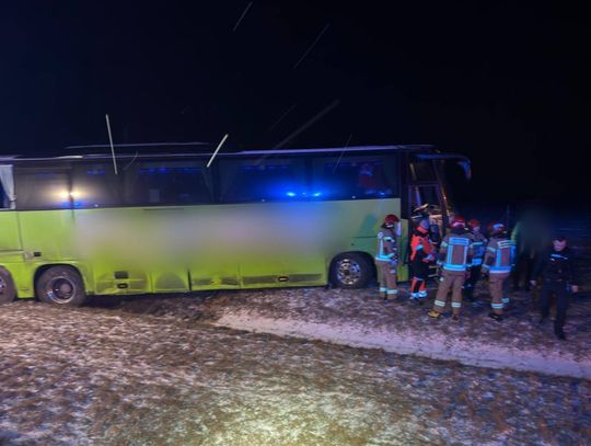 Przebił oddzielajace bariery i wpadł na pas zieleni. Na pokładzie było 44 pasażerów Przebił oddzielajace bariery i wpadł na pas zieleni. Na pokładzie było 44 pasażerów