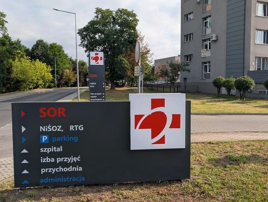 Przed szpitalem w Oławie stanęły nowe tablice informacyjne