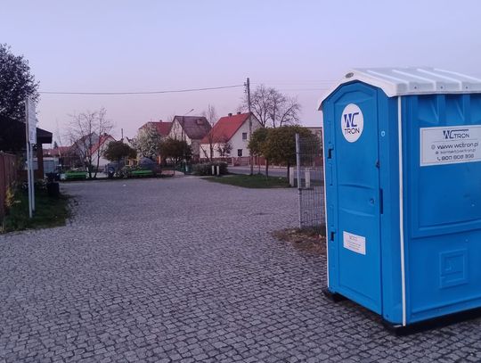 Przenośne toalety przy wiejskich placach zabaw? Proszę bardzo