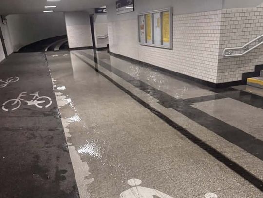 Przystanek nowy, a po deszczu woda stoi w przejściu