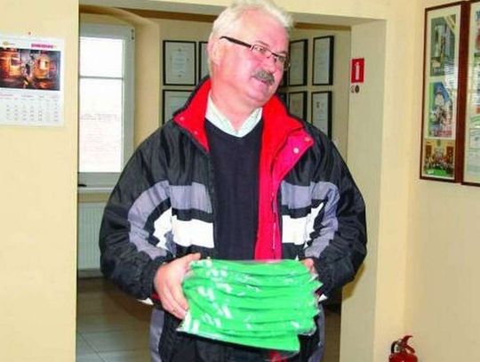 Radni oddają koszulki "Szczypiorniaka"