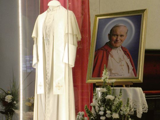 Relikwie świętego Jana Pawła II na ołtarzu