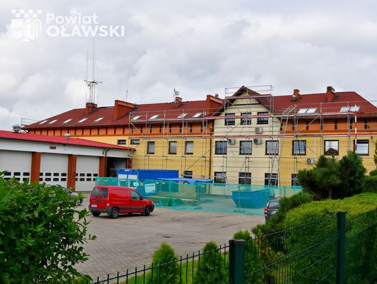 Remontują dach komendy