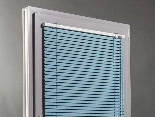 Rolety, plisy i żaluzje – dlaczego osłony okienne to obowiązkowe wyposażenie wnętrz? Rolety, plisy i żaluzje – dlaczego osłony okienne to obowiązkowe wyposażenie wnętrz?