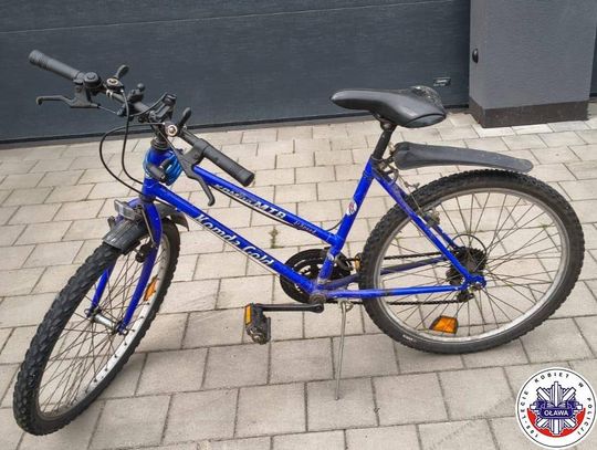 Rower i hulajnoga czekają na właścicieli
