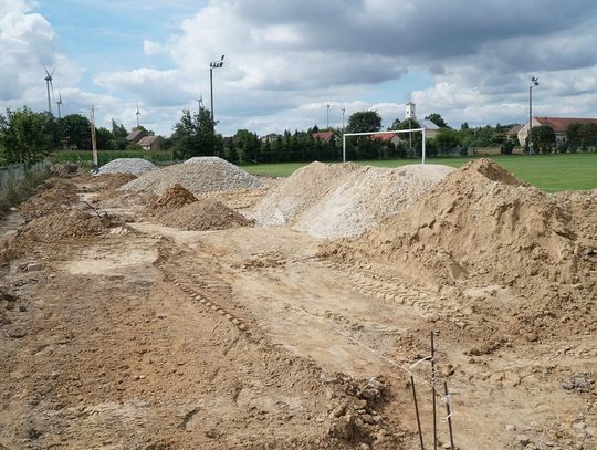 Rozpoczęła się budowa wielofunkcyjnego boiska w Gaju Oławskim