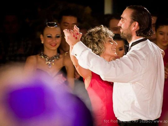 Roztańczona gmina Czernica