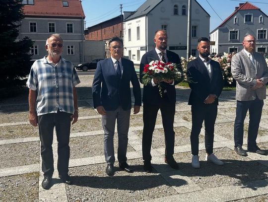 Samorządowcy złożyli kwiaty w Święto Wojska Polskiego