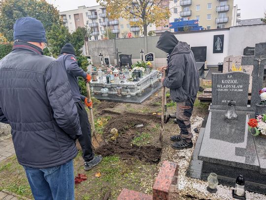 Samowolkę cmentarną rozebrano. Stawiają nowy pomnik