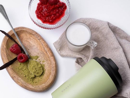 Sekret idealnie gorącej kawy? To nie magia, to kubek i butelka termiczna!