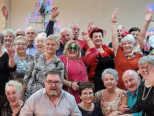 Seniorzy z Klubu PARNAS bawili się na balu karnawałowym