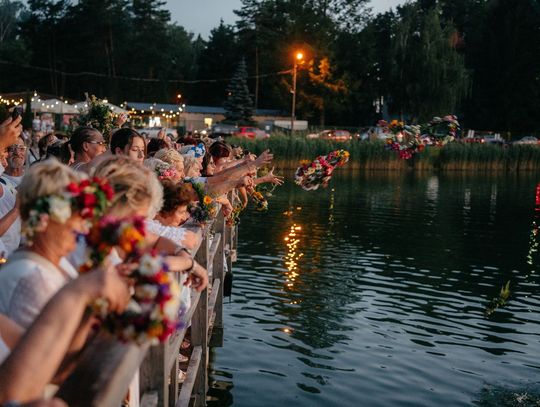 Śpiewy, tańce i puszczanie wianków. Noc Świętojańska w Jelczu-Laskowicach [ZDJĘCIA]
