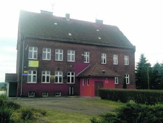 Spór o szkołę z polityką w tle