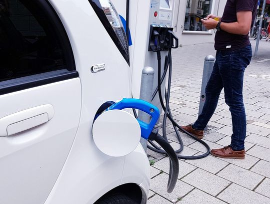 Sprawdź, co naprawdę wpływa na zasięg samochodu elektrycznego i jak interpretować dane z mapy