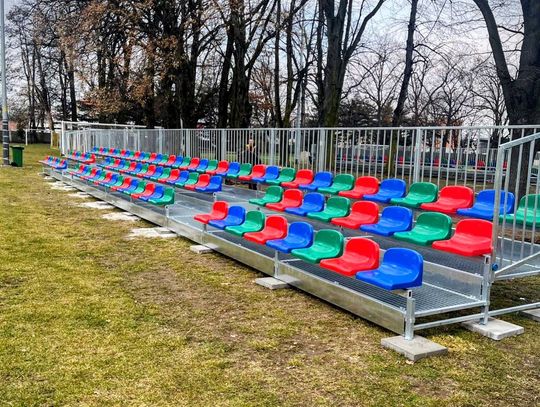 Stadion miejski ma dwie nowe trybuny, a kibice... kolorowy problem