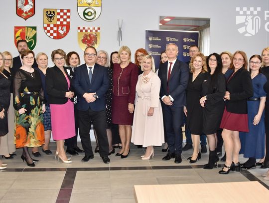 Starosta wręczył nagrody i wyróżnienia nauczycielom