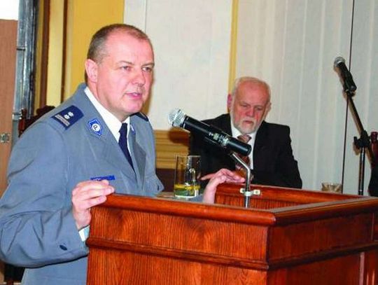 Starsi ludzie kradną jedzenie