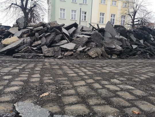 Stary Rynek wychodzi spod asfaltu