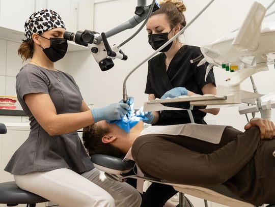 leczenie kanałowe pod mikroskopem