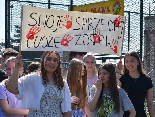 Stop niszczeniu boiska. - Nie bójmy się reagować - apelują uczniowie