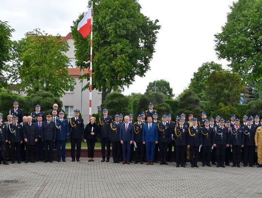 Strażacy świętowali w Oławie. Wręczono odznaczenia, awanse i wyróżnienia Strażacy świętowali w Oławie. Wręczono odznaczenia, awanse i wyróżnienia