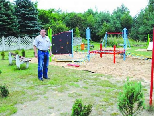 Strażacy zadbali o plac zabaw
