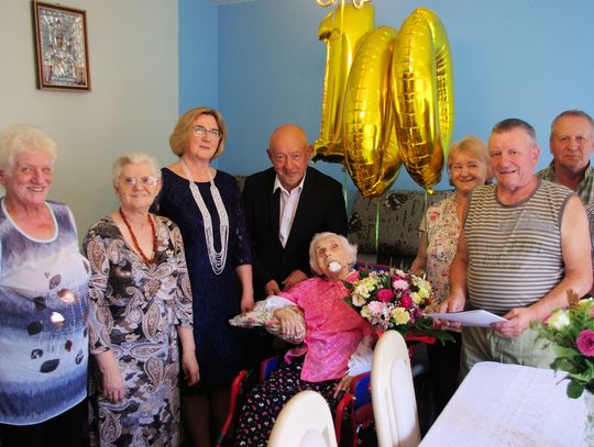 Stulatce pani Reginie Frańczuk życzymy pięknych 200 lat