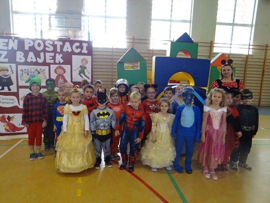 Szkołę w Marcinkowicach opanowały postacie z kreskówek i baśni