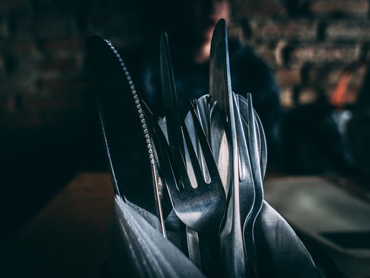 Sztućce dla gastronomii – na co zwracać uwagę przy większych zamówieniach?