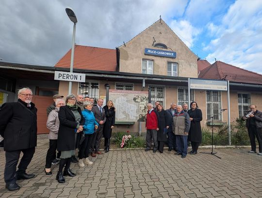 Tablica pokazuje, skąd przybyli tu nasi przodkowie Tablica pokazuje, skąd przybyli tu nasi przodkowie