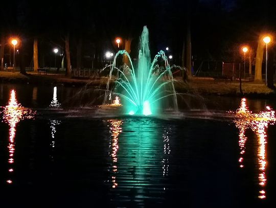 Tak wygląda po zmroku nowa podświetlana fontanna w Parku Miejskim