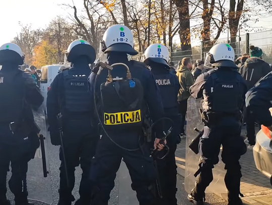 Tak zabezpieczano IV-ligowy mecz na oławskim stadionie (FILMIK)