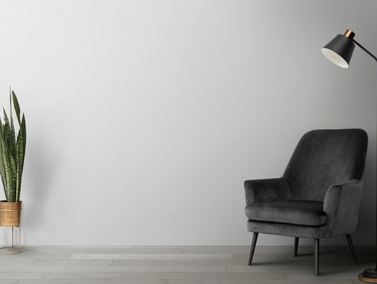 Tapicerka boucle i welur — modne trendy w szarych krzesłach jadalnianych