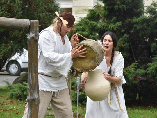 Teatr Formy na dziedzińcu pałacu