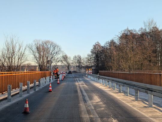 Montują barierki, a za trzy miesiące ma powstać most tymczasowy Montują barierki, a za trzy miesiące ma powstać most tymczasowy