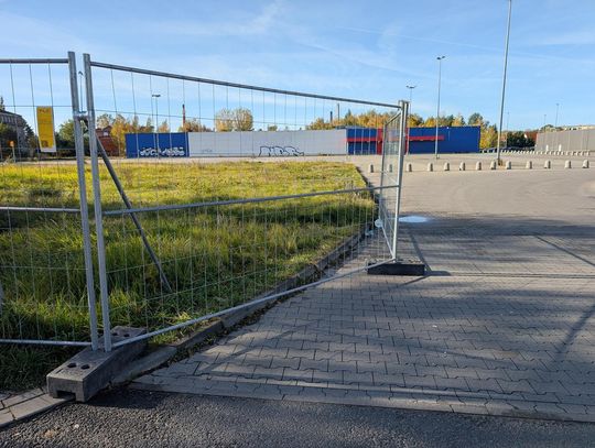 Teren po Tesco już ogrodzony. Co tam będzie za rok? Teren po Tesco już ogrodzony. Co tam będzie za rok?