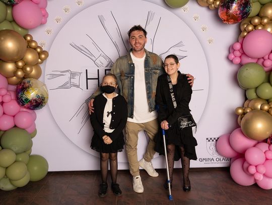 To dla Nich śpiewał Kamil Bednarek na balu, na którym zebrano 38.250 zł! (GALERIA)