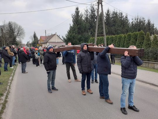 To już tradycja w tej wsi. Niosą wielki drewniany krzyż