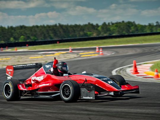 Tor wyścigowy dla każdego. Przejedź się superautem