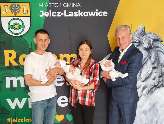 Trojaczki z rodzicami na spotkaniu z burmistrzem Piotrem Stajszczykiem