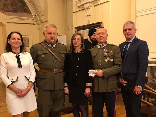 Dyrektor i dwie nauczycielki ze Szkoły Specjalnej z medalami od Szwadronu Opole