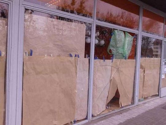 Trzy razy uszkodził szyby. VIDEO