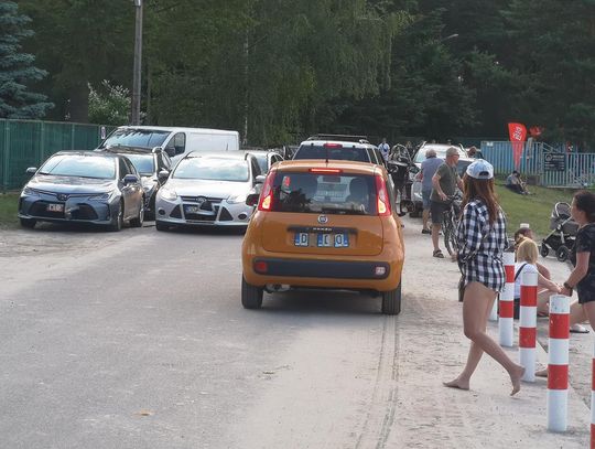 Tu jest zakaz po obu stronach! Nie parkuj tutaj - odholują ci auto!